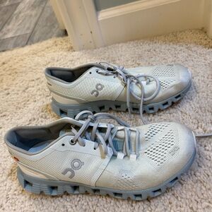 On cloud X teal/grey/cream size 6.5